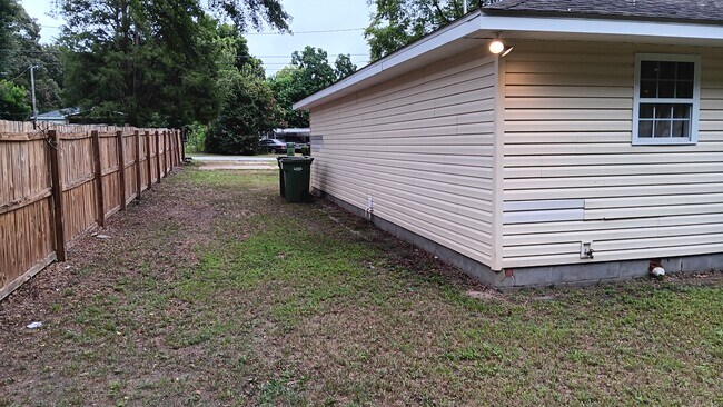 Side yard - 1741 Elvan Ave Unit Apt. B