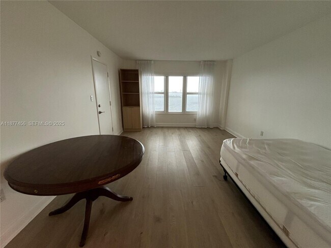 Building Photo - 11111 Biscayne Blvd Unit 11A