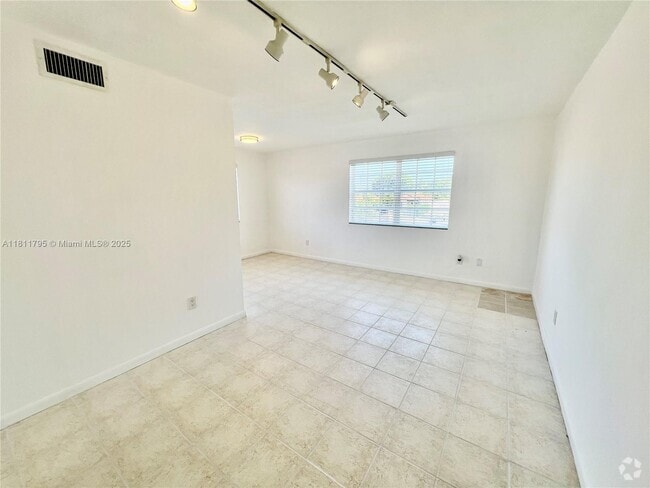 Building Photo - 2015 SW 27th Ave Unit 4 Rental