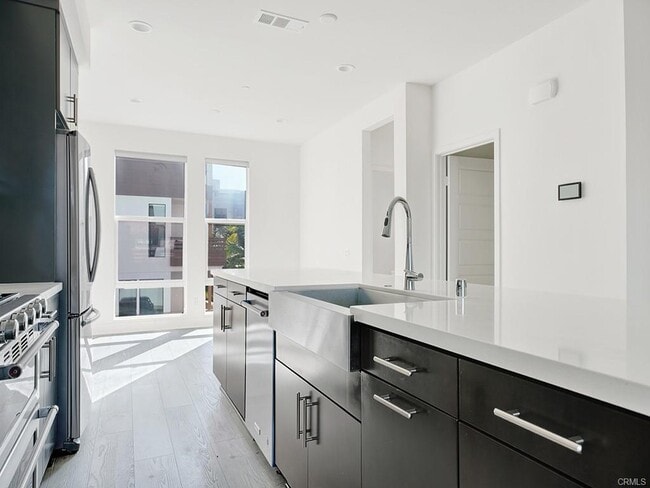 Photo - 683 W 17th St