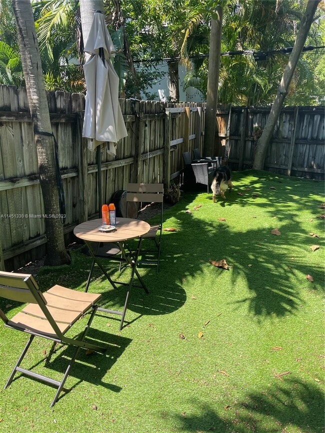 Photo - 29 NE 49th St Unidad rear