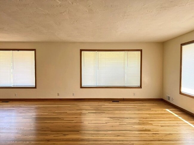 Photo - 3Bd/2Ba Single Story House - Available to View!