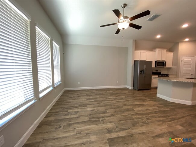 Photo - 1331 Hillsong St