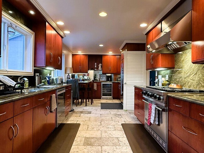 Photo - 4 bed, 2.5 bath top floor corner unit cond... Unit 26