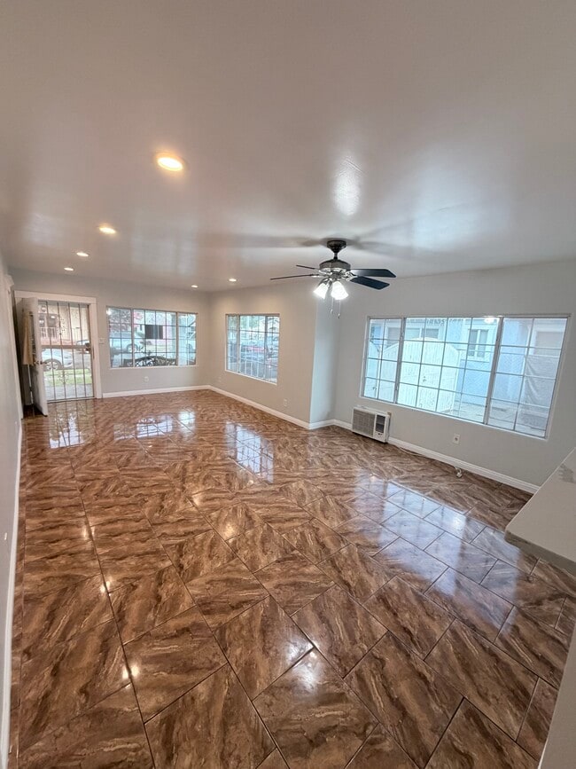 1073 Myrtle Ave