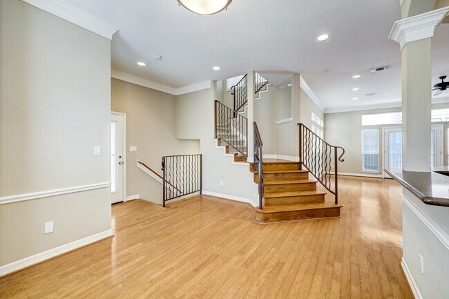 Photo - 5314 Blossom St