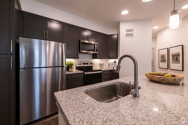 1BR/1BA, 736SF - Kitchen - The Madison at City Place