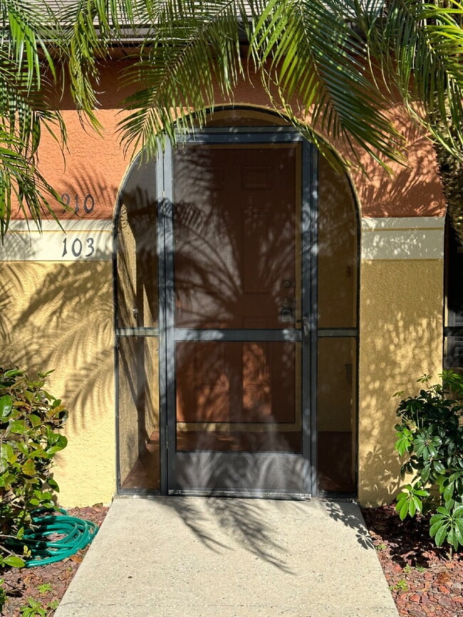 910 Luminary Cir