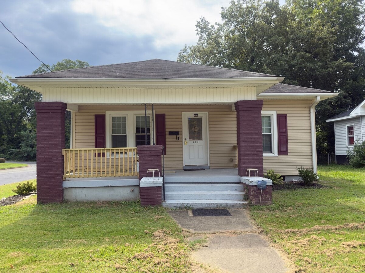 Cute home in Burlington with a fenced in b... - Cute home in Burlington with a fenced in b...
