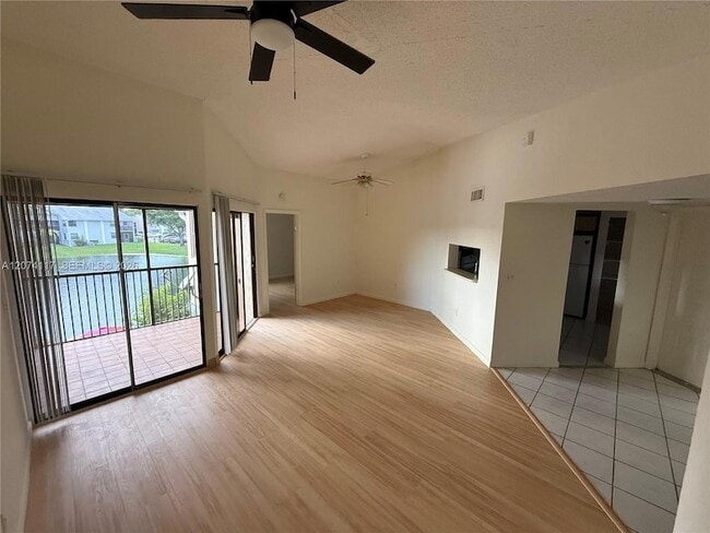 Building Photo - 1080 N Franklin Ave Unit 1080E