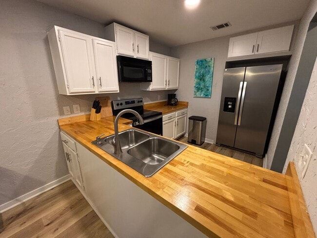 Photo - 3 Bedroom / 2 Bath End-Unit Condo in Crossland Downs – Across from the AU Vet School