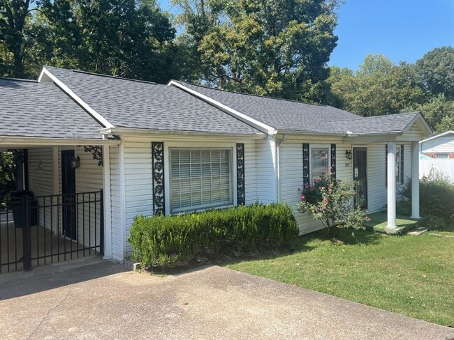 Building Photo - 3 Bedroom Home For Rent Near Exit 4!