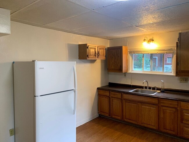 Building Photo - 4 Bed, 2 Bath Home in Bloomfield - Convenient Location, Off-Street Parking - Available November 1...