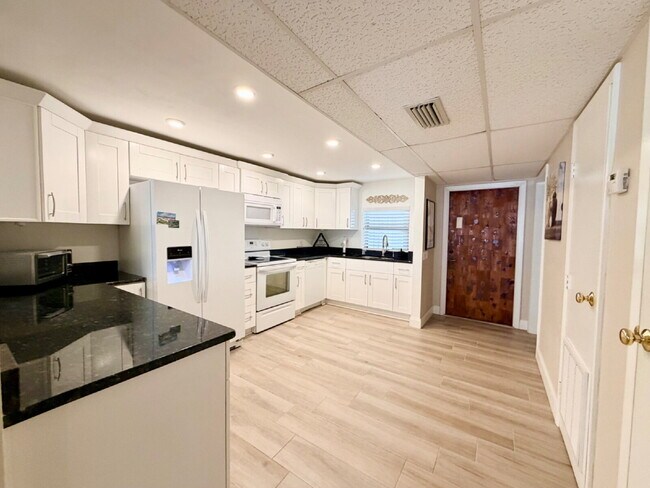 "Seaside Elegance: 2-Bed, 2-Bath Condo with Granite Finishes & Guest Suite at Cocoa Beach"