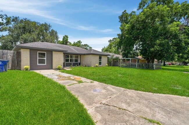 Building Photo - 913 Meadowlane St