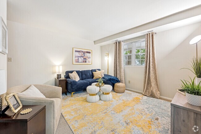 1BR, 1BA - 617SF - Living Room