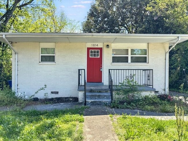 Charming 4-Bedroom Home with Fenced Yard a... - Charming 4-Bedroom Home with Fenced Yard a...