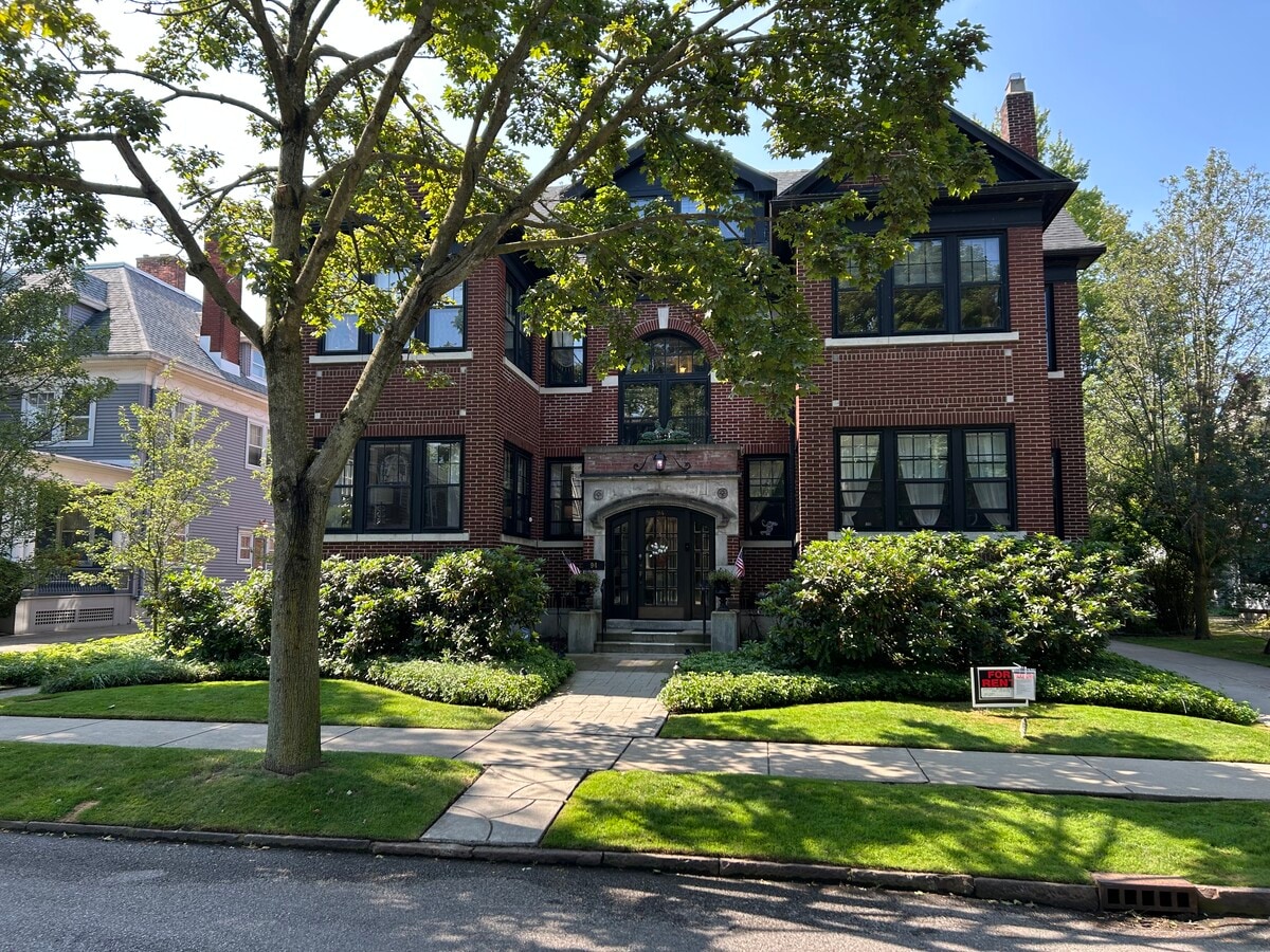 Luxury apartment, beautiful 2500 sq ft, GARAGE, in unit LAUNDRY , best location in Buffalo - 94 Lexington Ave Unit #4