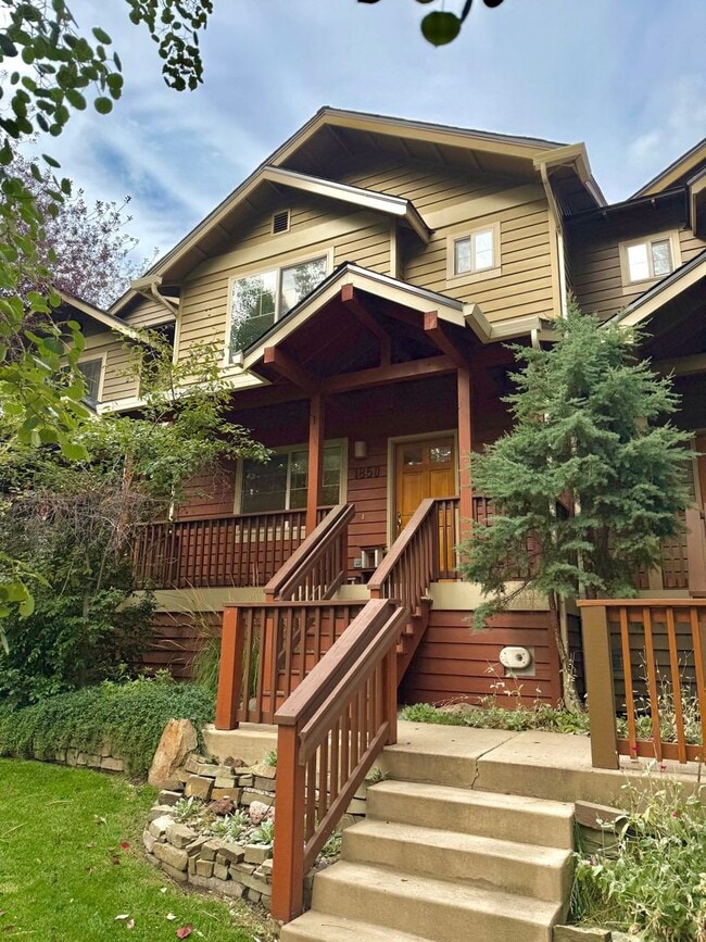 Building Photo - Beautiful 2 Bed/2.5 Bath Townhome on Bend'...