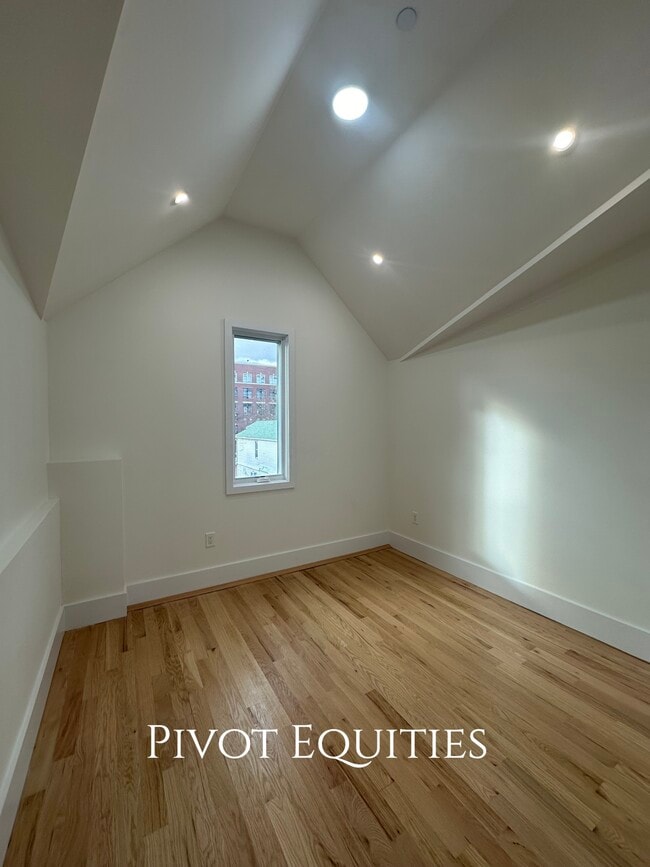 2434 E 2nd St Unit 3