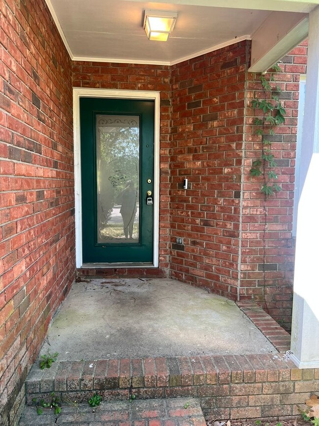 Photo - 1010 Salford Pl