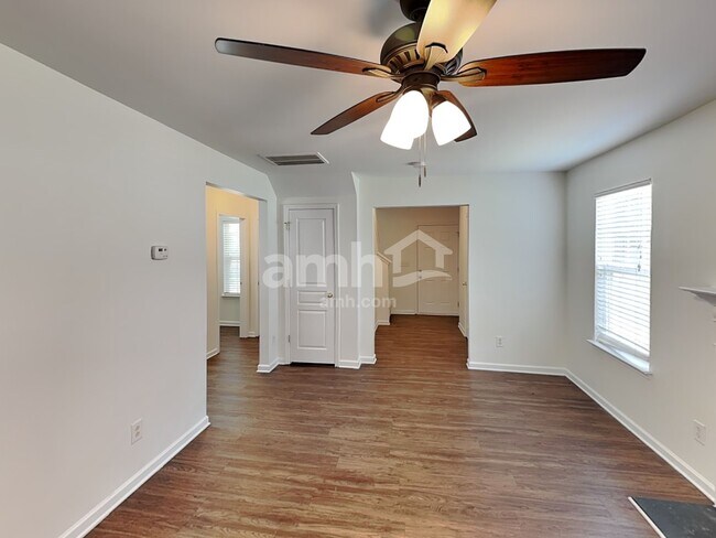 Photo - 121 Whitby Dr