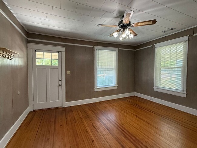 Photo - 3 Bedroom 1 Bath Home With Large Front Porch