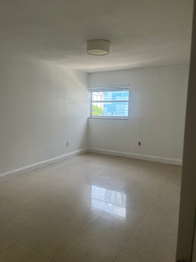 Building Photo - 600 NE 25th St Unit Riviera Tower 51 LLC