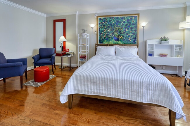 Dormitorio principal con cama y zona de estar. - 1420 N St NW Unidad #414 NW DC 20005