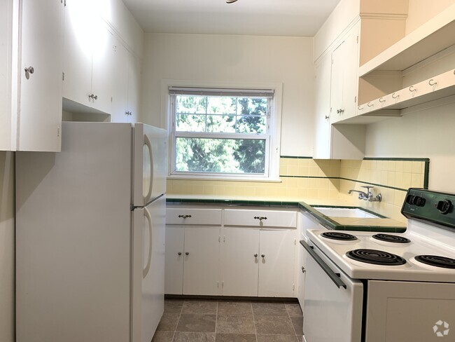 Vintage Kitchen - Park Avenue Gardens Rental