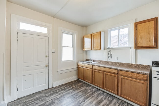 Photo - 657 W King St