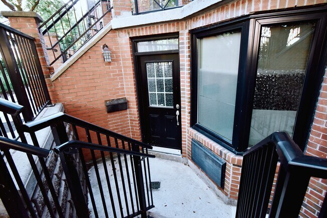 Photo - 596 A Wellington St W