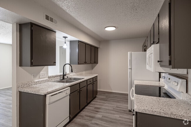 3BR, 2BA - 1,038SF - Kitchen