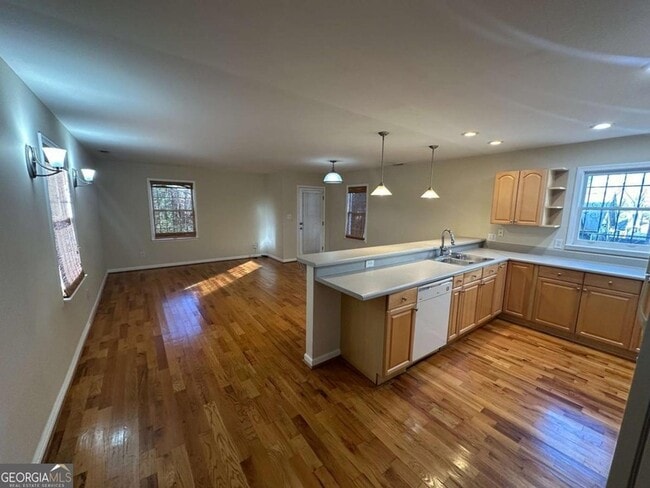 Photo - 685 Garibaldi St SW