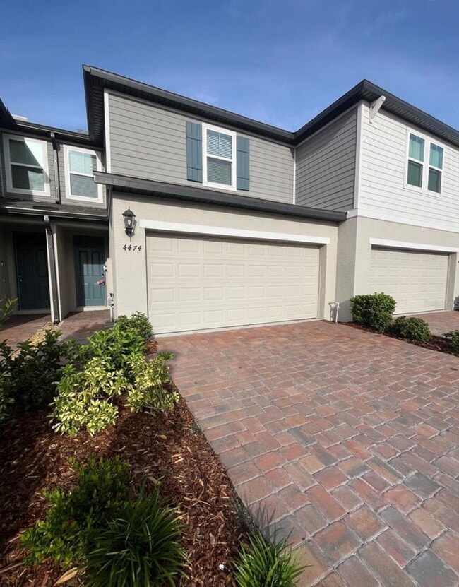 Building Photo - "Charming 3-Bed Townhouse with 2.5 Baths in St. Cloud's Serene Burrowing Owl Loop!"