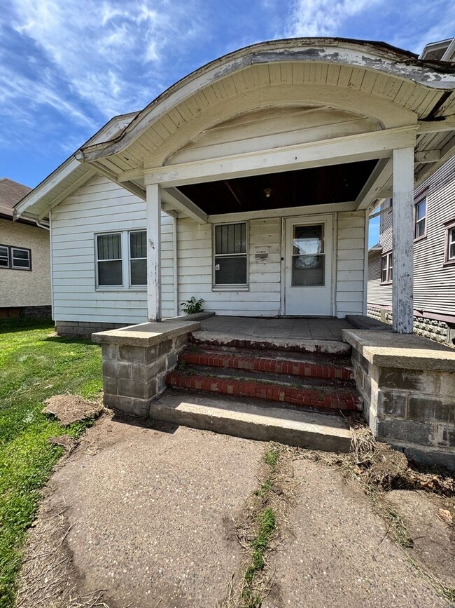 Building Photo - 2 bedroom 1 bath home in Rock Island