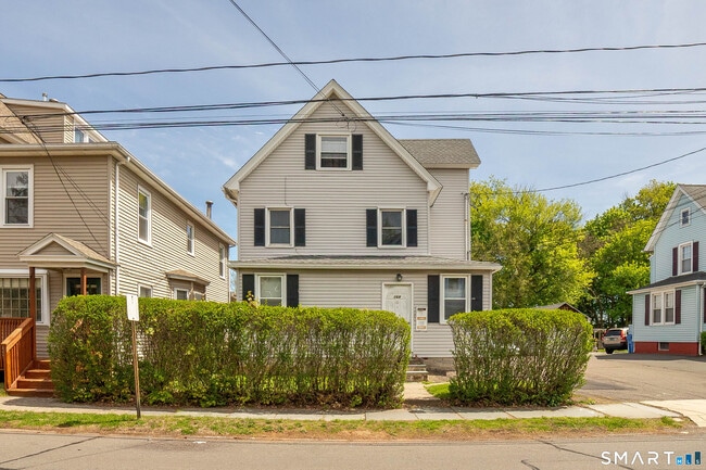 Building Photo - 168 Greenwood St Unit 2