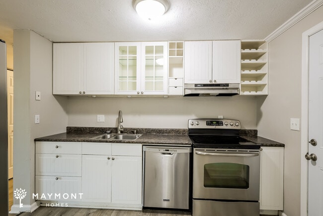 Photo - 890 Laverty Ln