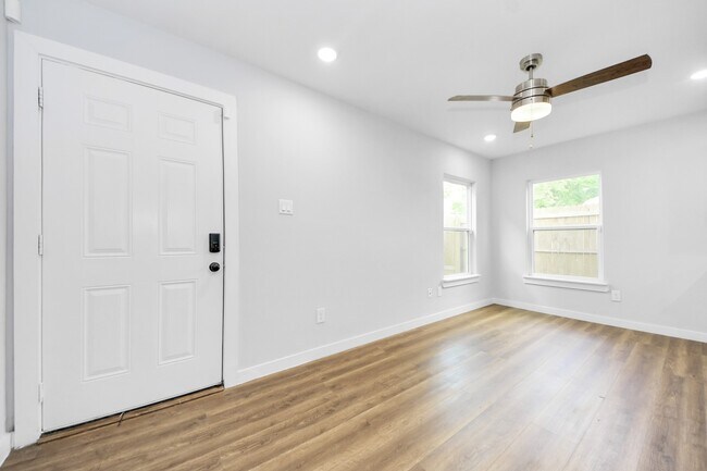 Photo - 6617 Bacher St