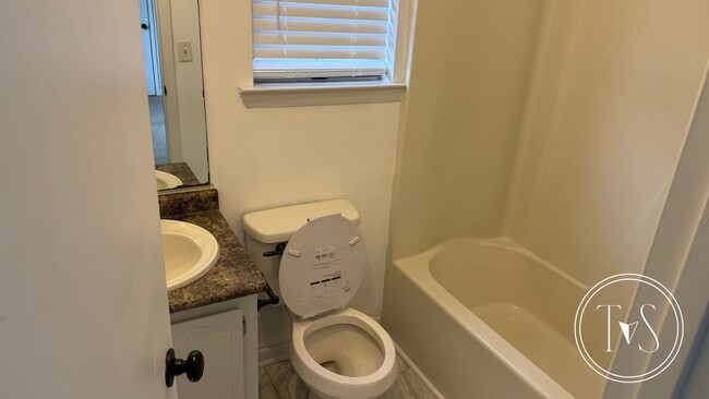 Photo - 806 W Oxford Ln
