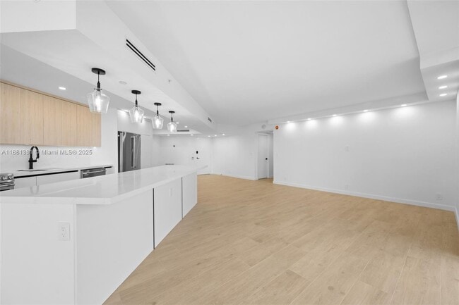 Photo - 19707 Turnberry Way Unidad 11B