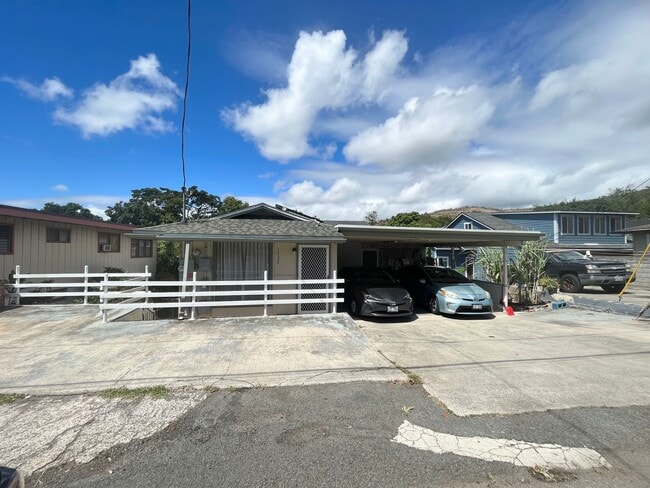 Building Photo - 2 Bed 1 Bath Basement Unit of Duplex House...
