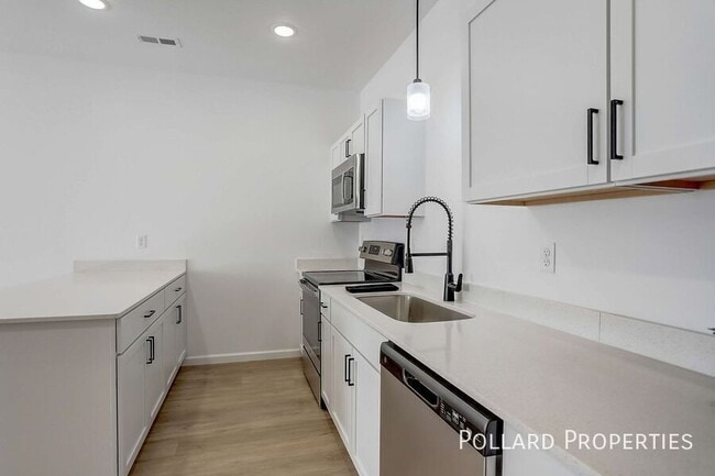 Building Photo - 422 Parkview Dr Unit 422