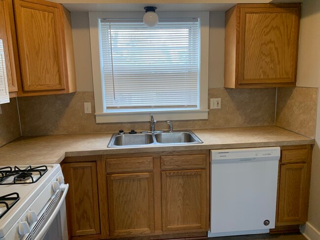 Photo - 8 Dean St NE