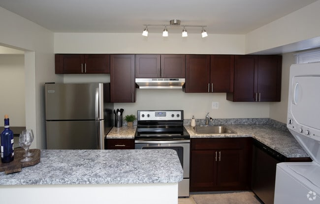 2BR, 1BA Townhome - 900 SF - Mariners Pointe