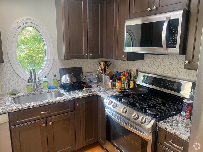 Building Photo - 72 6th St Unit 2 Rental