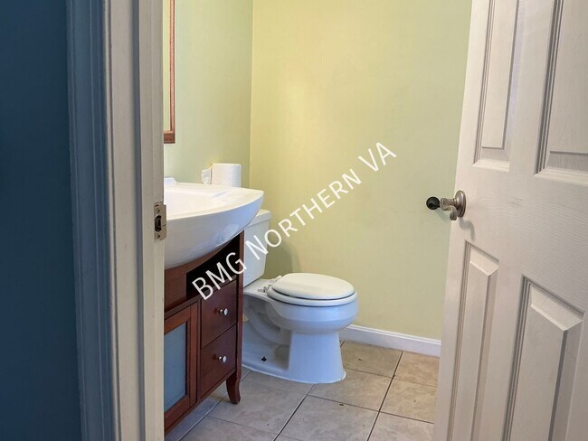 8957 Rolling Rd