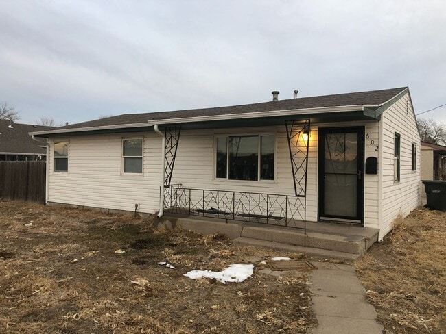Building Photo - Cozy 4 bed 1 Bath House close to Schools and Rec Center