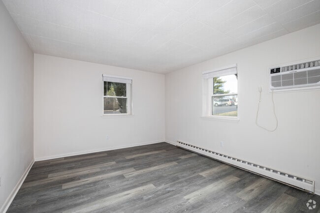 2BR, 1BA - 960SF - Second Bedroom