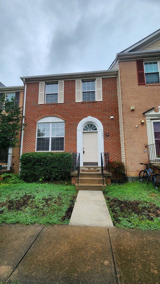 Kingstowne Townhome with Deck and Fenced Yard - Kingstowne Townhome with Deck and Fenced Yard